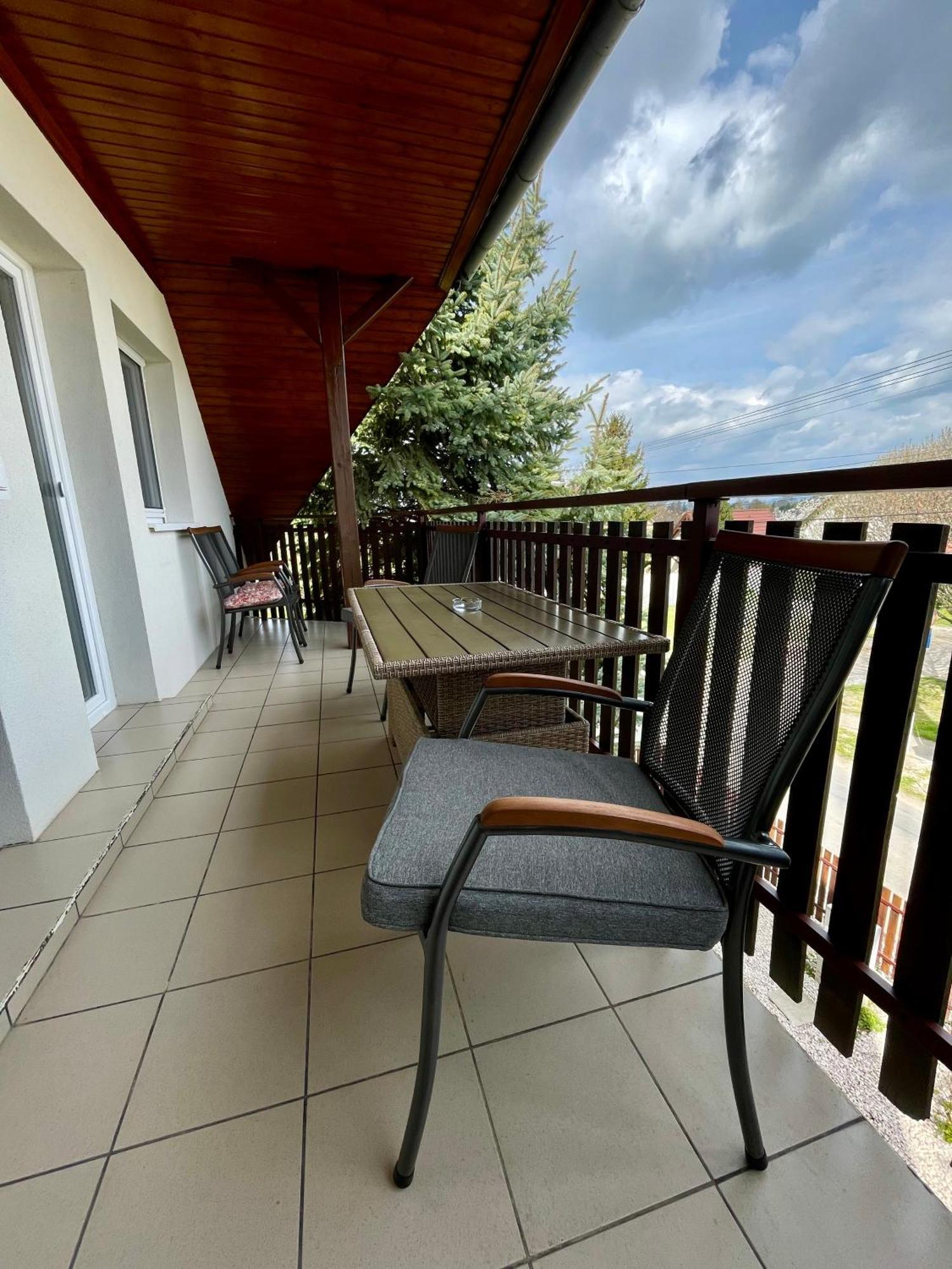 Villa Lili Apartments Балатонкерестур Экстерьер фото